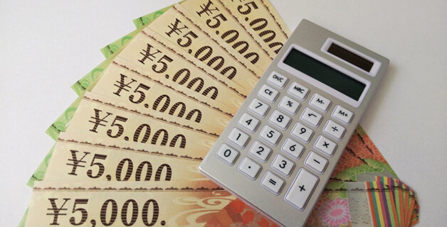 5000円の商品券と計算機の写真