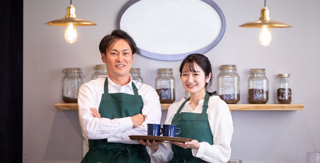 飲食店の男女スタッフの写真