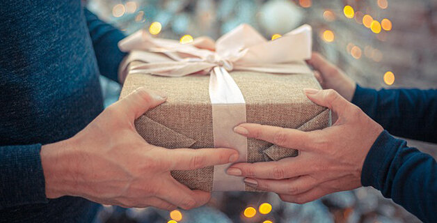 プレゼントを渡している写真