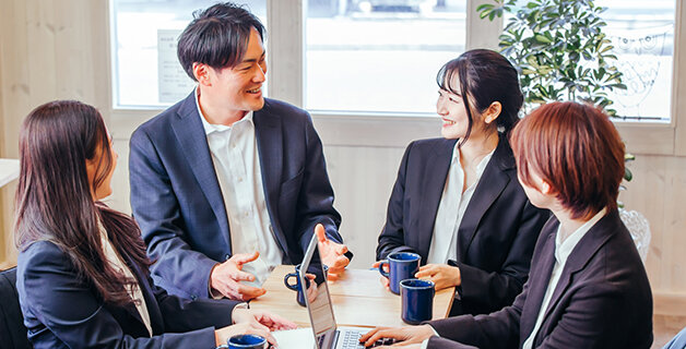 販促キャンペーンの会議中風景